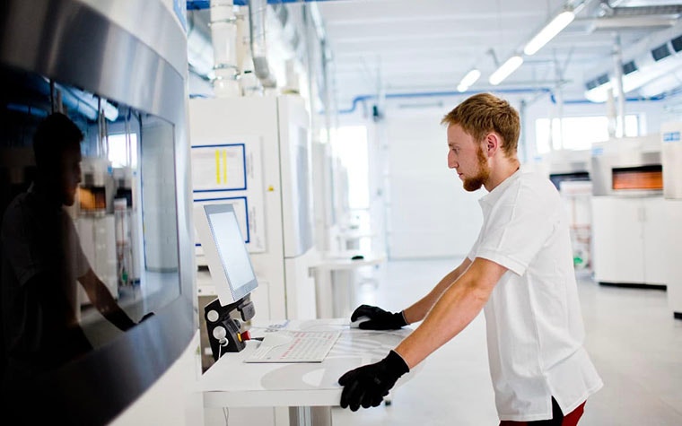 Man using a computer in a 3D printing facility