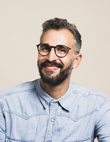 Man smiling while wearing weareannu's 3D-printed Panto 13 S eyewear frames