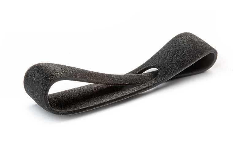 Eine schwarze 3D-gedruckte Schlaufe aus Agilus, hergestellt mit PolyJet, mit einer einfachen Oberfläche.
