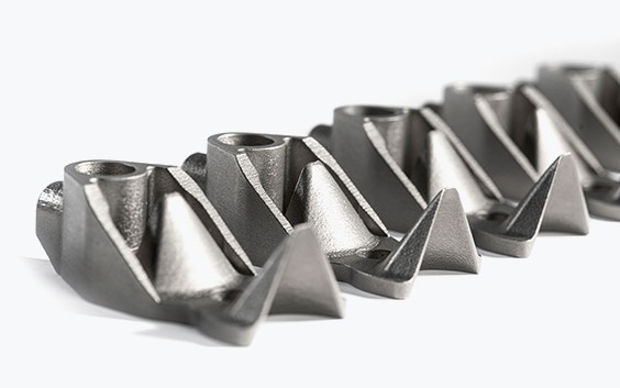 Una serie di elementi di produzione in metallo stampati in 3D