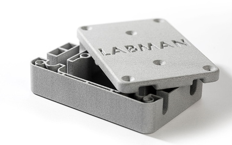 3D-gedrucktes Gehäuse aus PA-AF mit eingeätztem Schriftzug "LABMAN" auf dem Deckel