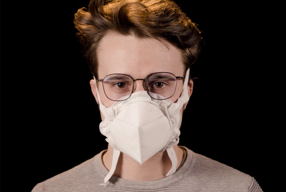 Ein Mann trägt eine Maske mit einem 3D-gedruckten Maskenhalter