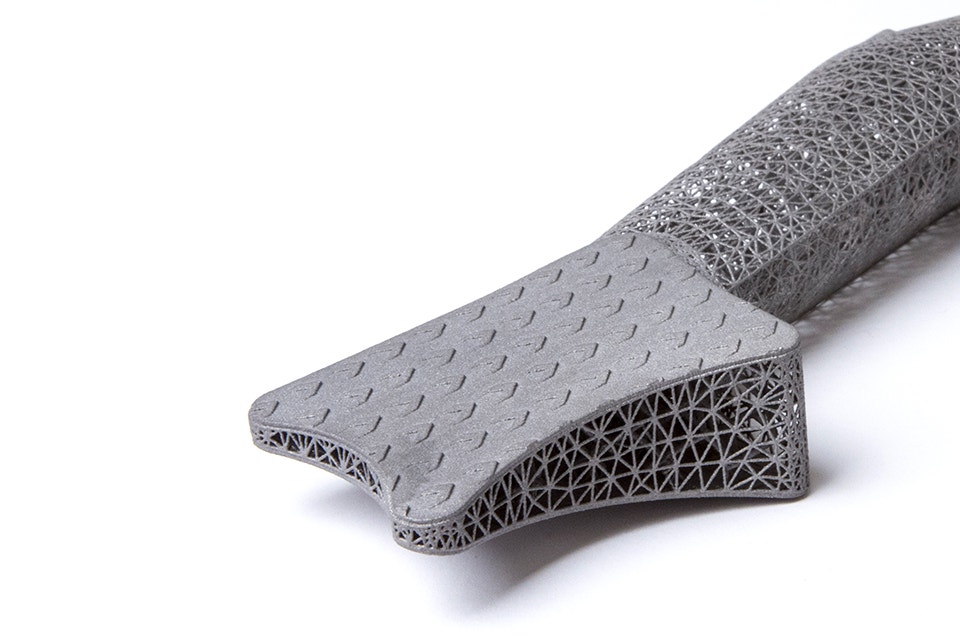 Pedale in metallo stampato 3D con strutture di alleggerimento interne realizzate con 3-matic