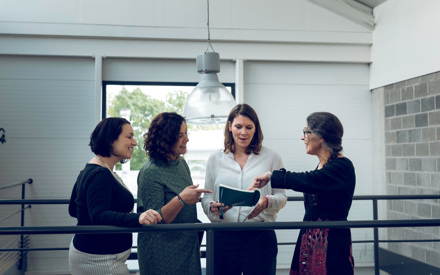 Employés debout dans le hall du bureau materialise