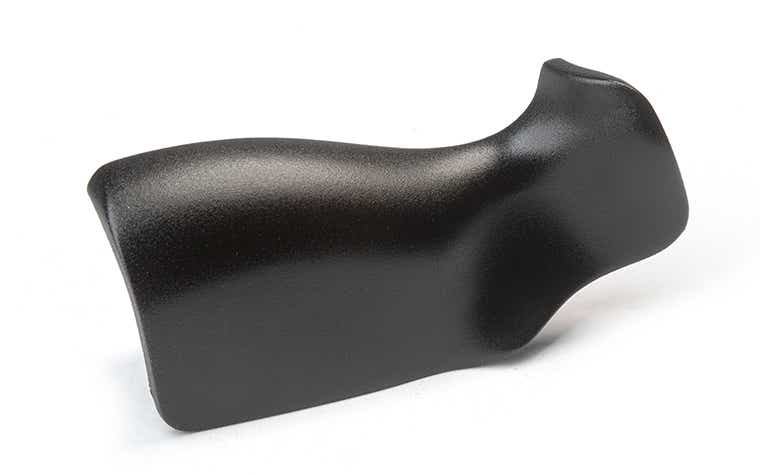 Manico nero realizzato con poliuretani tipo ABS mediante colata sottovuoto, rifinito con primer e vernice a grana fine.