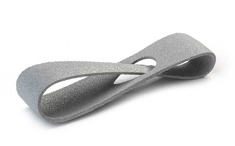 Eine glitzernde graue 3D-gedruckte Schlaufe aus PA-AF (aluminiumgefüllt) mit normalem Finish, hergestellt durch Lasersintern.