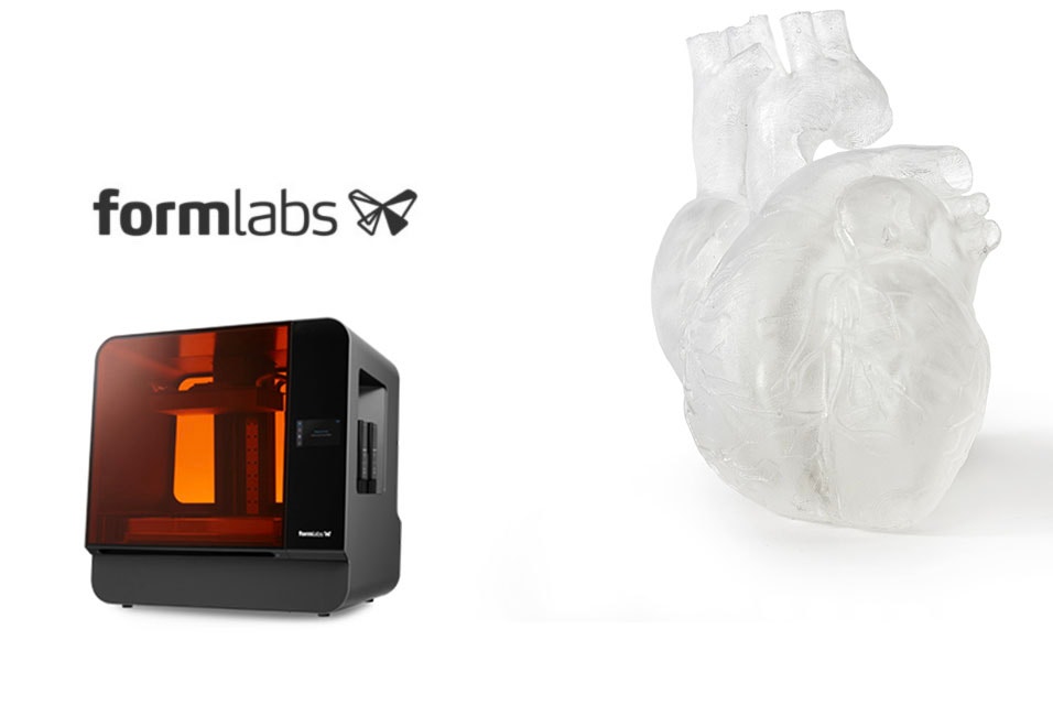 Image d'une imprimante 3D Formlabs à côté d'un modèle de cœur translucide imprimé en 3D
