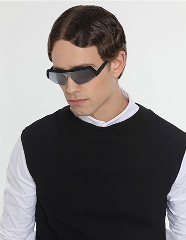 Modèle masculin blanc portant des lunettes de soleil Hoet Cabrio et regardant vers le bas.