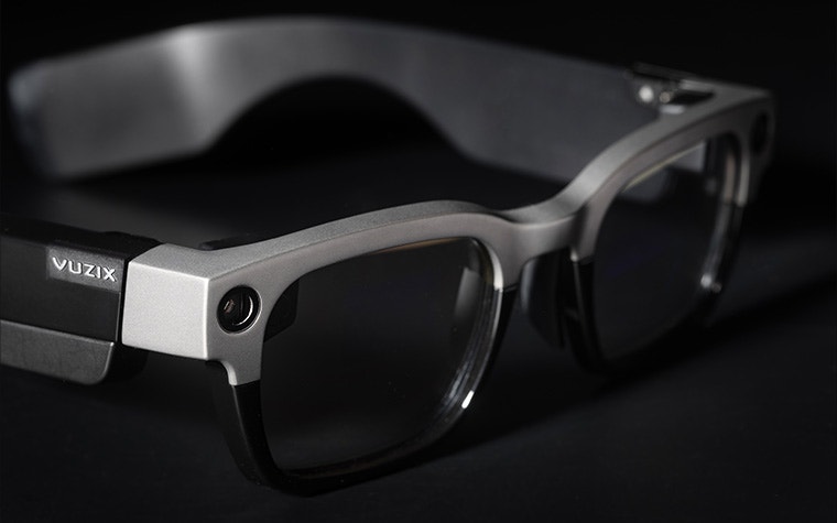 Eine Seitenansicht der Vuzix Shield, einer bifokalen intelligenten Brille mit einem 3D-gedruckten Titanrahmen.