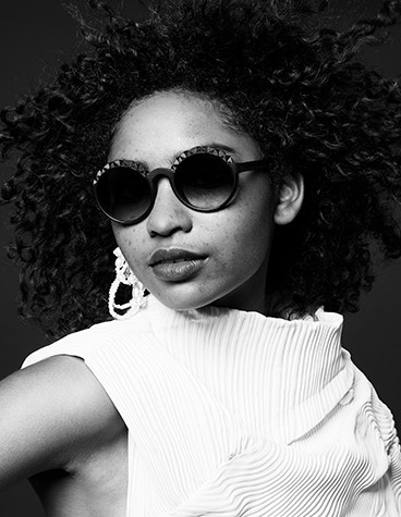 Gray-scale image of a female model wearing sunglasses from the Hoet Cabrio PZ collection