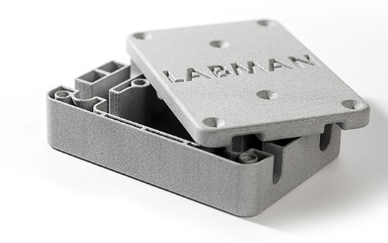 Bloque impreso en 3D en PA-AF con la palabra "LABMAN" grabada en la tapa