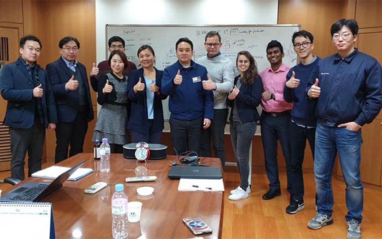 Mindware team and Hyundai team posing with thumbs up