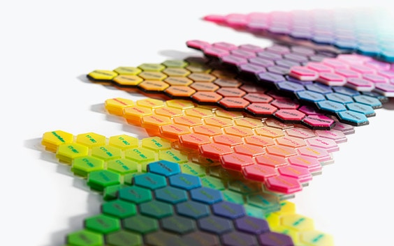 Farbmuster für das Vero-Material, die in einer Reihe übereinander liegen