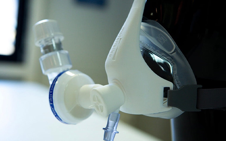 Oxygen mask with 3D-printed components
