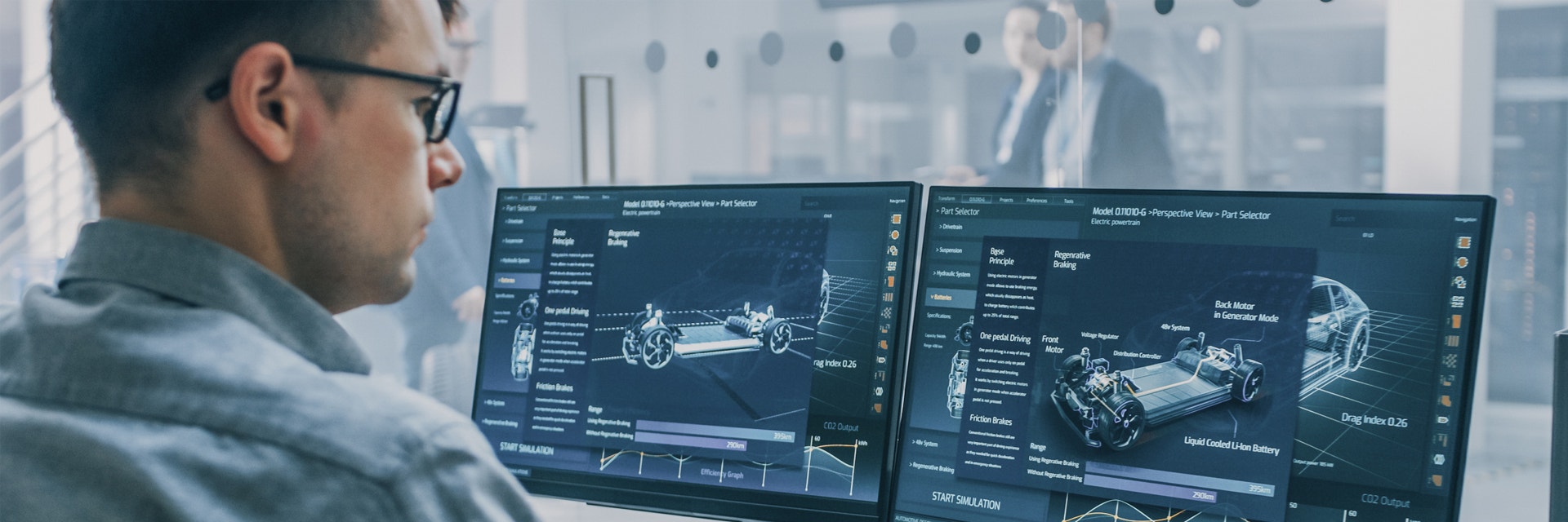 Uomo che guarda un progetto del settore automobilistico sullo schermo di un computer