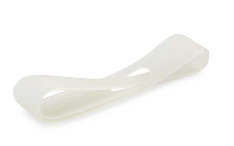 Eine durchscheinende, weiße 3D-gedruckte Schleife aus Agilus, die mit PolyJet hergestellt wurde, mit einer einfachen Oberfläche.