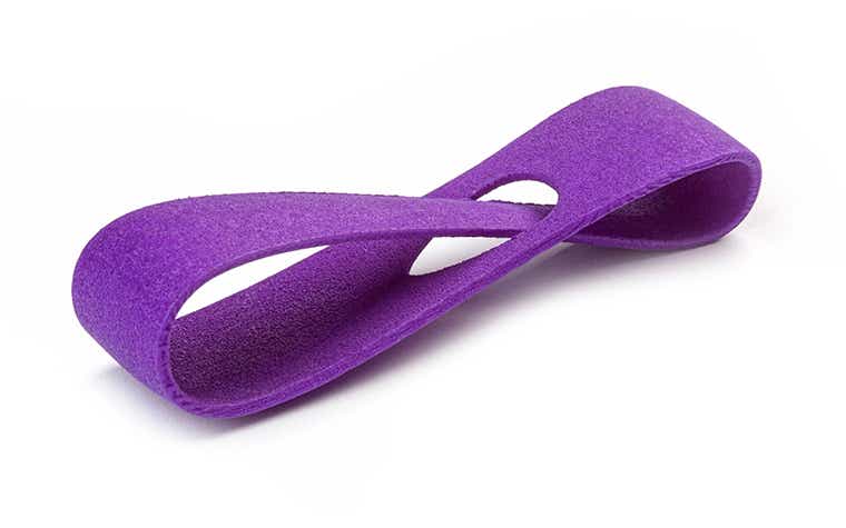 Un bucle de muestra liso impreso en 3D en PA-GF y teñido en color púrpura.