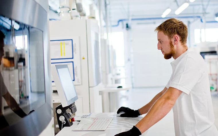 A Materialise employee using Streamics software