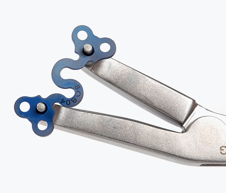 The S-plate attached to a tweezer-like tool