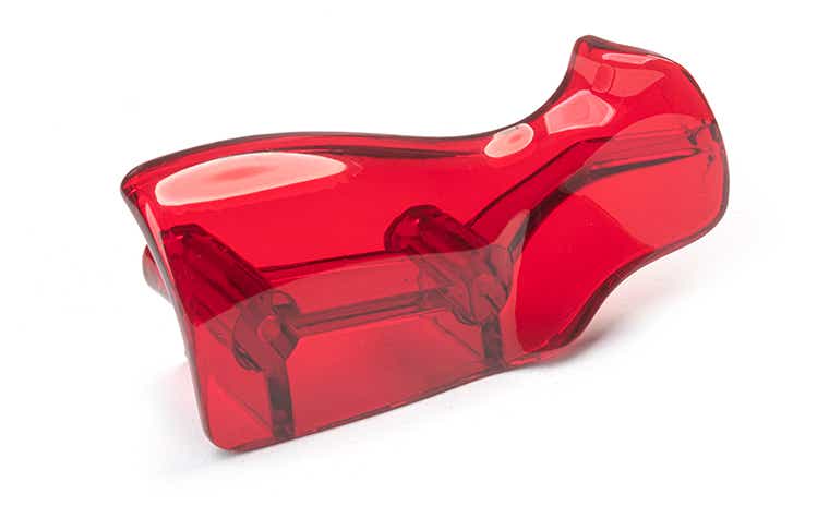 Une poignée rouge translucide fabriquée avec des polyuréthanes de type ABS par moulage sous vide.
