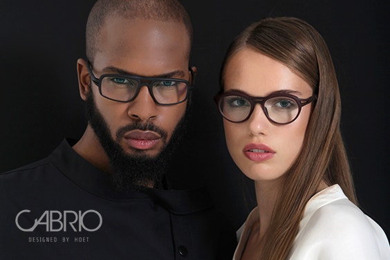 Ein schwarzes männliches Model und ein weißes weibliches Model schauen in die Kamera, während sie Brillen aus der Hoet Cabrio-Kollektion tragen.