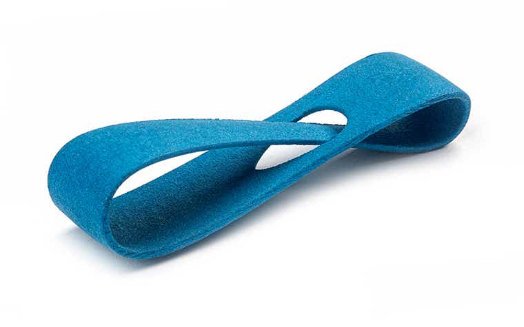Eine glatte Musterschleife, 3D-gedruckt aus PA-GF und hellblau eingefärbt.