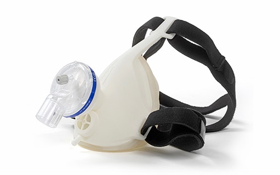 Medizinische Maske mit Riemen und 3D-gedrucktem Aufsatz