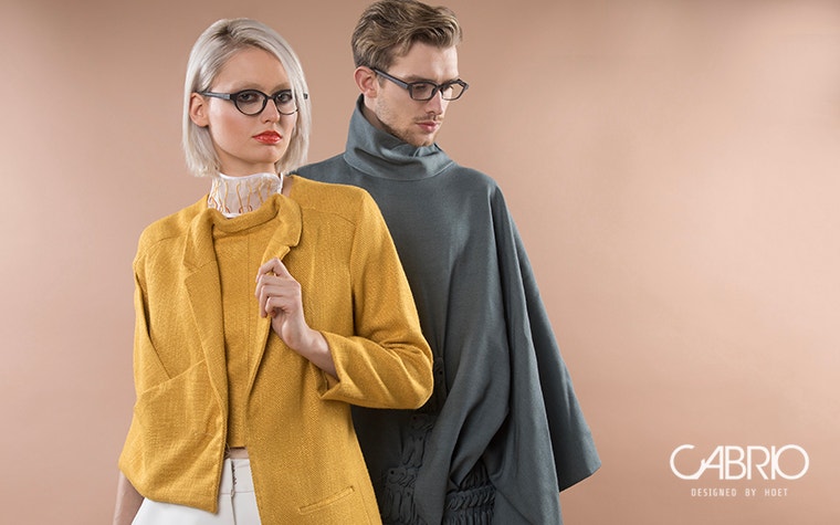 Modelo femenino de color amarillo y masculino de color gris, ambos con gafas de la colección Hoet Cabrio