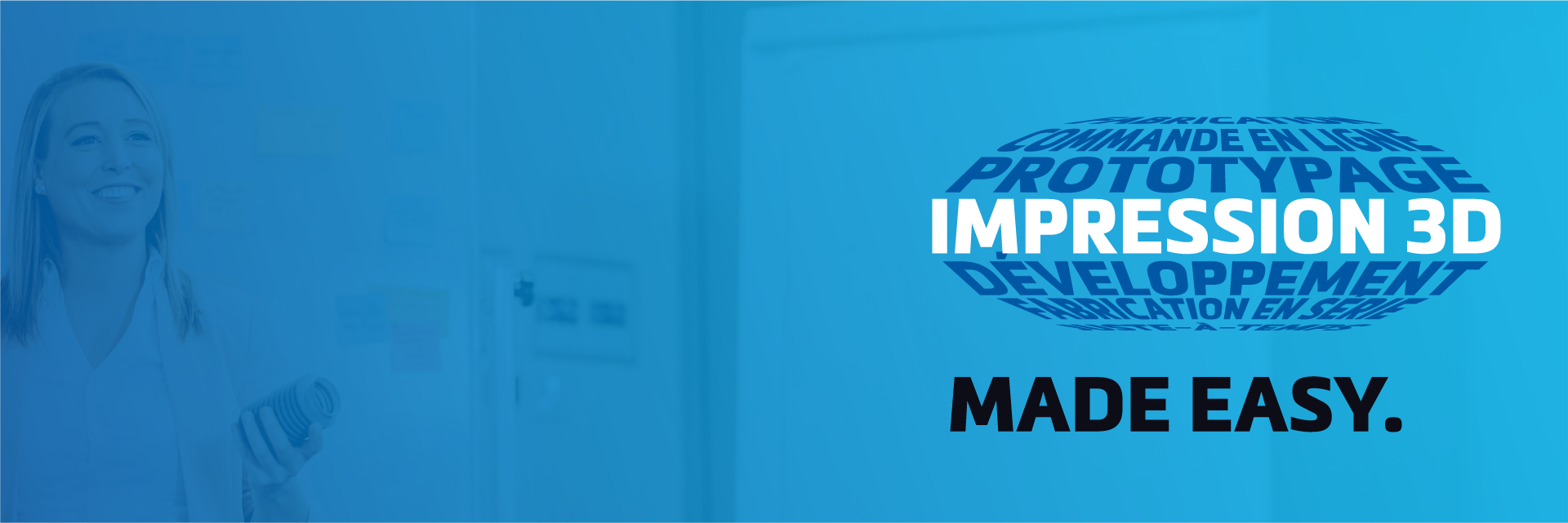 Une femme se tient devant un mur blanc sur lequel sont superposés des termes relatifs à la fabrication additive sous la forme d'une bobine.