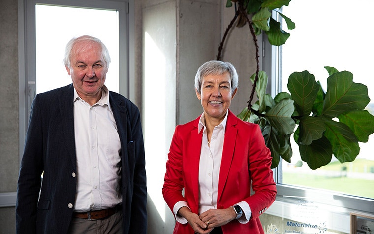 Fried Vancraen and Brigitte de Vet-Veithen smiling in front of a plant in the Materialise office