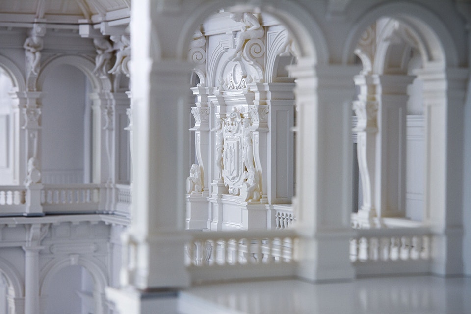 Vue de près montrant des détails complexes de l'intérieur d'un modèle de la mairie d'Anvers