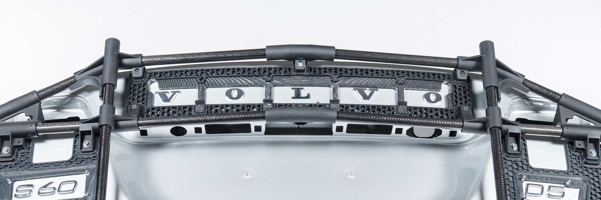 Nahaufnahme der 3D-gedruckten Klebeschablone und des Volvo-Logos