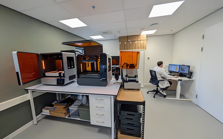 3D printers in the Radbound UMC 3D lab and a specialist on the computer in the background
