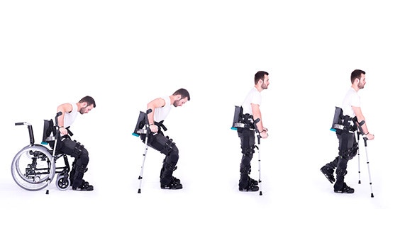 Un paziente in sedia a rotelle si alza in piedi grazie all'esoscheletro HANK
