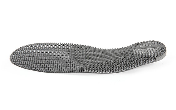 Vue latérale d'une semelle intérieure de chaussure imprimée en 3D par Multi Jet Fusion avec du matériau PA 12