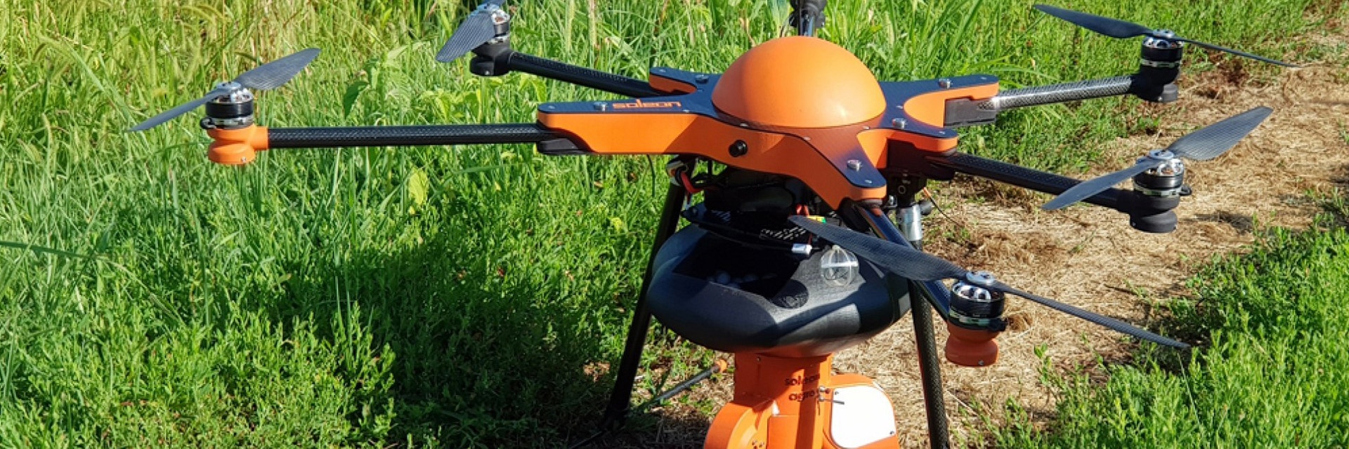 Drone SoleonAgro con parti stampate in 3D in piedi a terra