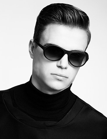 Vue rapprochée en niveaux de gris d'un mannequin masculin portant des lunettes de soleil Hoet Cabrio