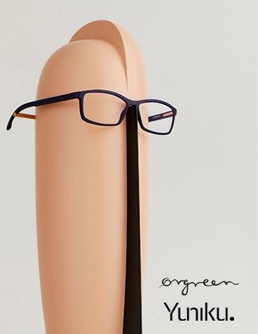 Potant supportant des lunettes noires Yuniku Orgreen sur une tête de mannequin abstraite