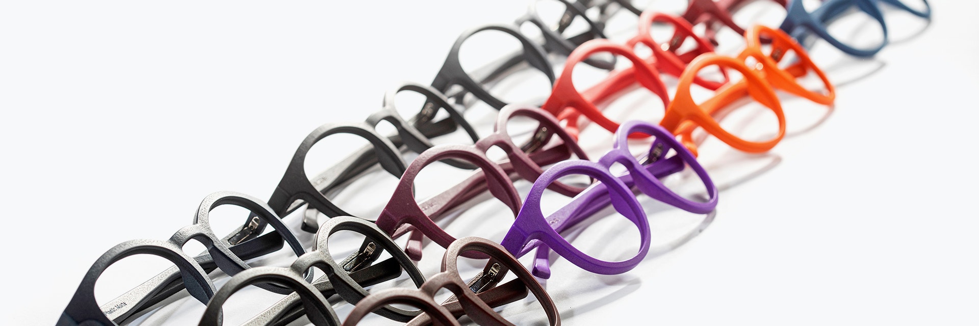 File di montature per occhiali in diversi colori stampate in 3D
