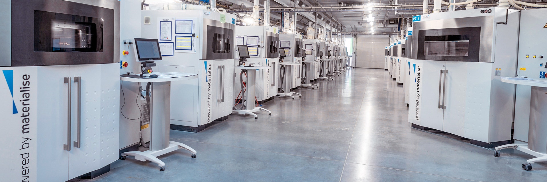 Hilera de impresoras 3D EOS de sinterización por láser en unas instalaciones de producción de Materialise