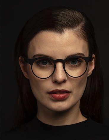 Nahaufnahme eines weiblichen Models, das eine 3D-gedruckte Brille von Morrow trägt.