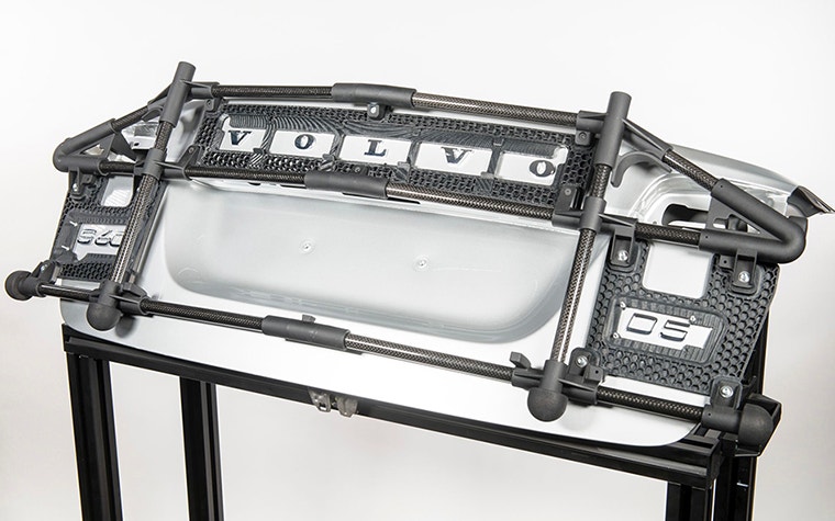 Volvo 3D-gedruckte Klebelehre auf einem Modellteil 