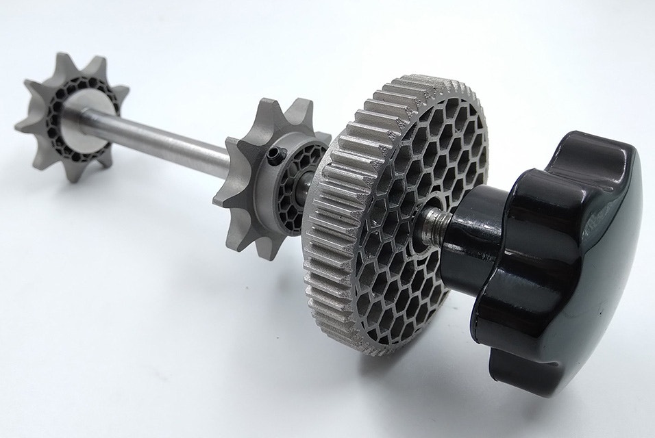 A shaft with 3D-printed gears and sprockets utilizing a honeycomb structure weighs 259 grams — almost half the weight of the standard shaft.