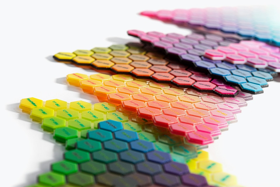 Nahaufnahme von Farbmustern für das Vero-Material, die in einer Reihe übereinander liegen