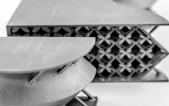 Querschnitt eines 3D-gedruckten Metallteils mit internen Gitterstrukturen