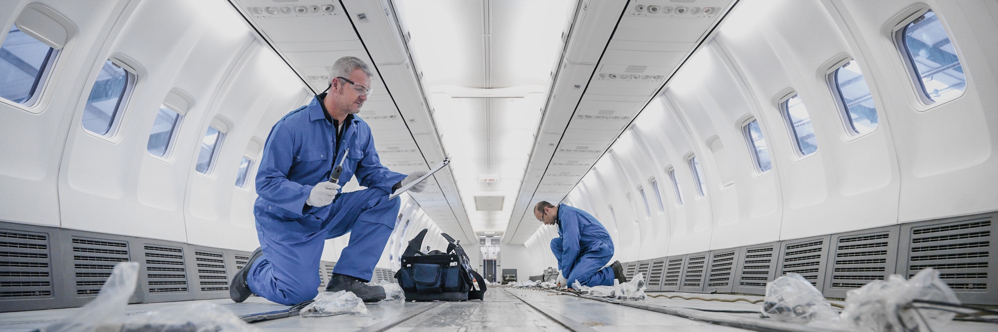 Flugzeugingenieure bei der Arbeit an der Innenausstattung eines 737-Jets