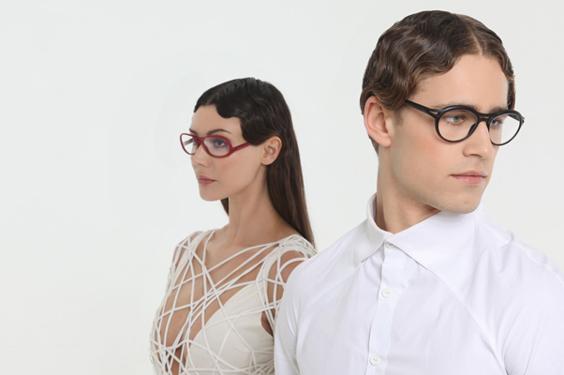 Two models with wavy hair wearing Hoet eyewear
