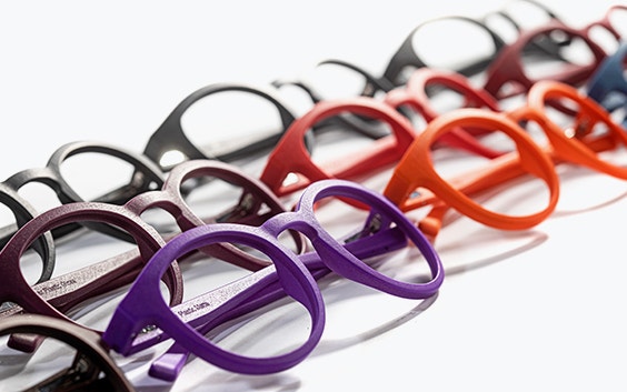 Reihen von 3D-gedruckten Brillengestellen in verschiedenen Farben