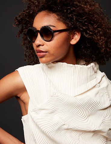 Modelo femenino negro que mira hacia un lado, con gafas de sol de la colección Hoet Cabrio PZ