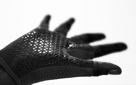 Eine Hand mit Handschuh, ausgestreckten Fingern und kleinen Dreiecken zum Festhalten auf der Handfläche